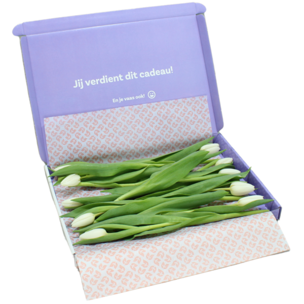 witte brievenbus tulpen